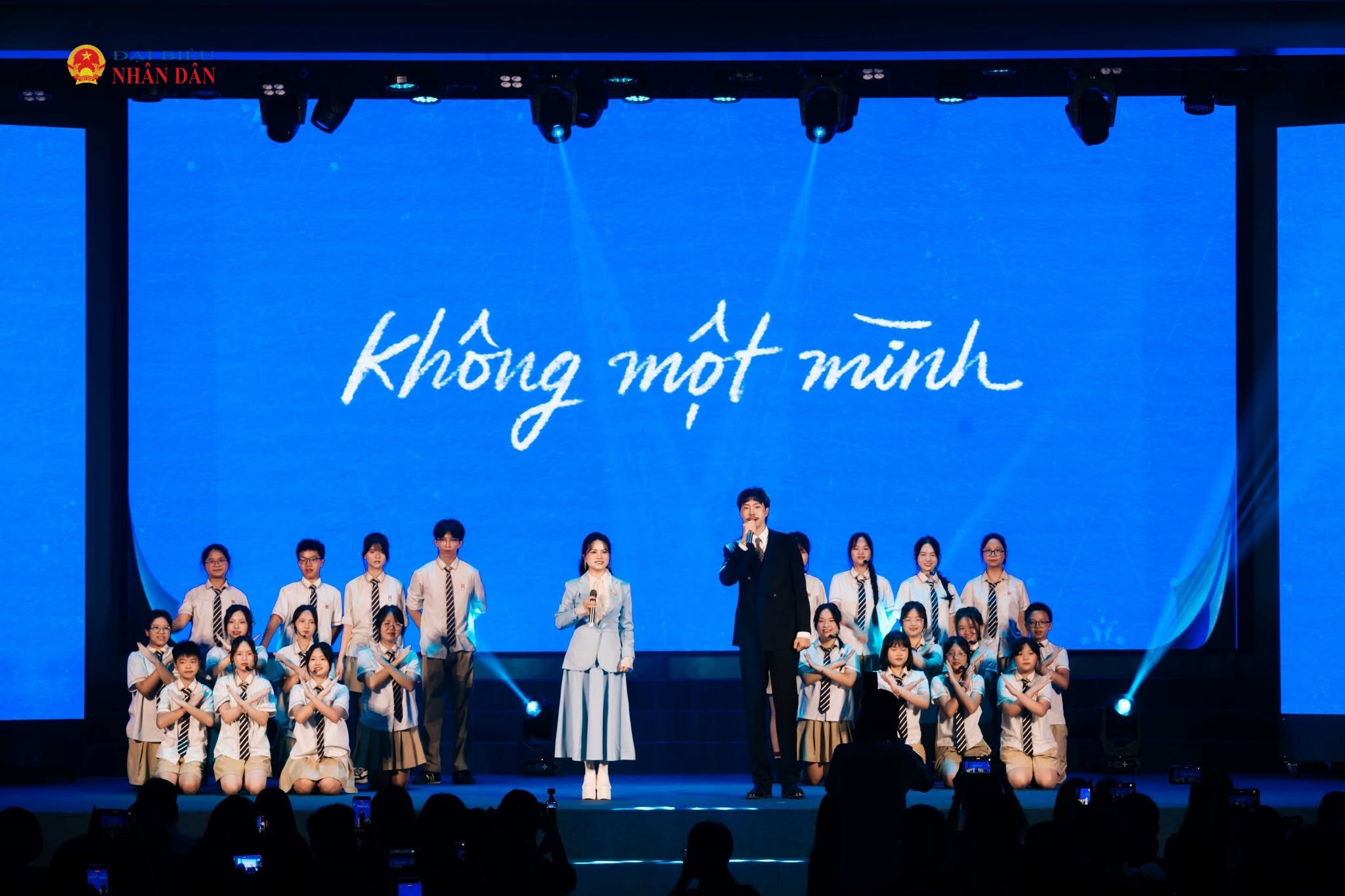 Đáng chú ý, ca khúc mới dành cho chiến dịch được Đen Vâu ấp ủ trong khoảng một năm. Nam nghệ sĩ lựa chọn hình thức vè và những giai điệu quen thuộc với trẻ em như “Chi chi chành chành”, “Dung dăng dung dẻ” để tạo sự gần gũi, đồng thời gợi nhắc ký ức tuổi thơ và những kết nối giữa cha mẹ với con cái.