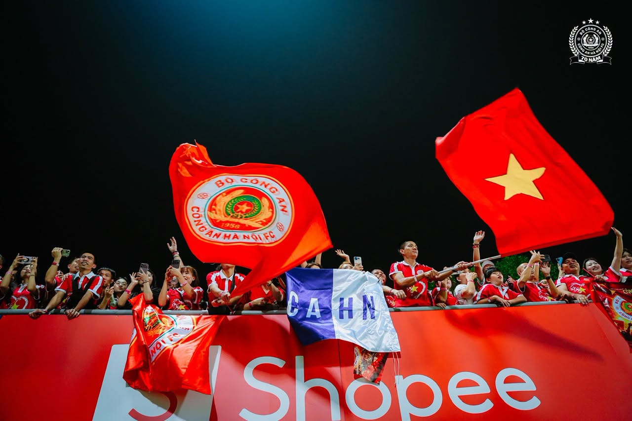 Người hâm mộ bóng đá Việt Nam trong trận thi đấu thuộc khuôn khổ Shopee Cup 2026 - 2027 tại SVĐ Jalan Besar mới đây. (
