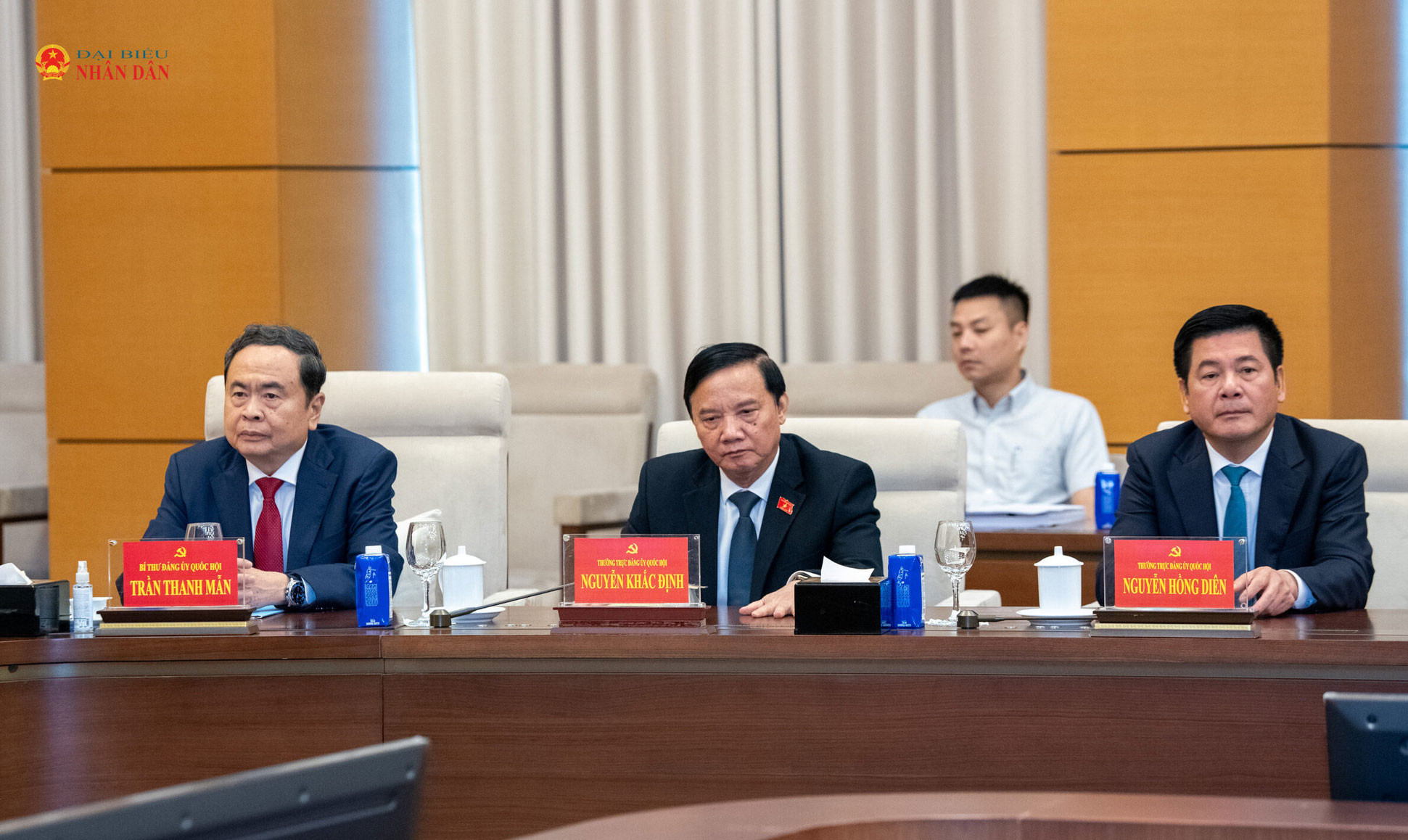 Chủ tịch Quốc hội Trần Thanh Mẫn, Phó Chủ tịch Quốc hội Nguyễn Khắc Định và Phó Chủ tịch Quốc hội Nguyễn Hồng Diên dự lễ trao tặng