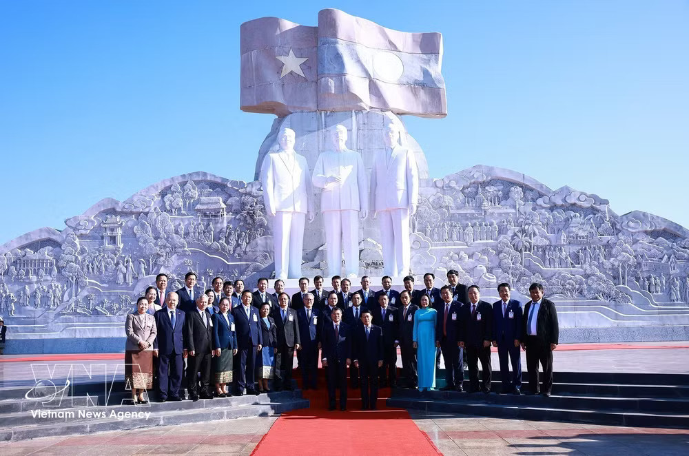 The Vietnamese and Lao delegations at the Laos–Vietnam Friendship Park in Vientiane on October 9, 2026. (Photo: VNA) vnanet_thu-tuong-le-minh-hung-va-thu-tuong-lao-saleumxay-kommasith-den-dang-hoa-tai-cum-tuong-dai-chu-tich-ho-chi-minh-chu-tich-kayone-phomvihane-chu-tich-suphanuvong-trong-cong-vien-huu-nghi-lao-viet-nam-anh-ttxvn.jpg