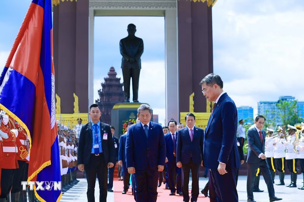Thủ tướng Lê Minh Hưng đặt hoa tại Đài tưởng niệm cố Quốc vương Norodom Sihanouk ở thủ đô Phnom Penh