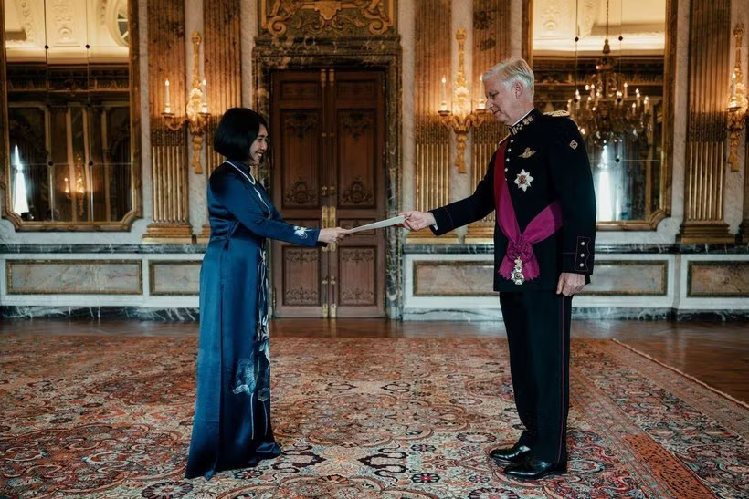 Vietnamese Ambassador to Belgium Nguyen Huong Tra presents her credentials to King Philippe on October 7, 2026. (Photo courtesy of Belgian Royal Court)