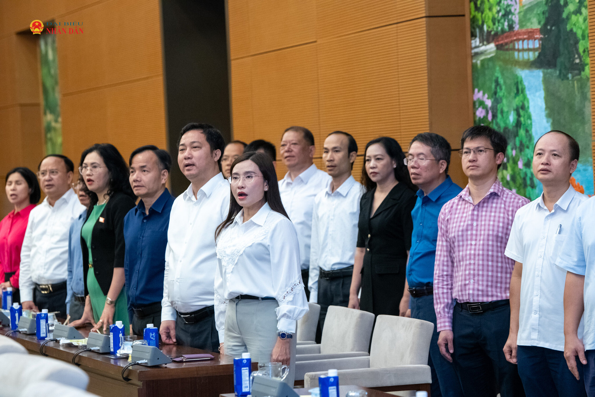 Các đại biểu thực hiện nghi lễ chào cờ.2