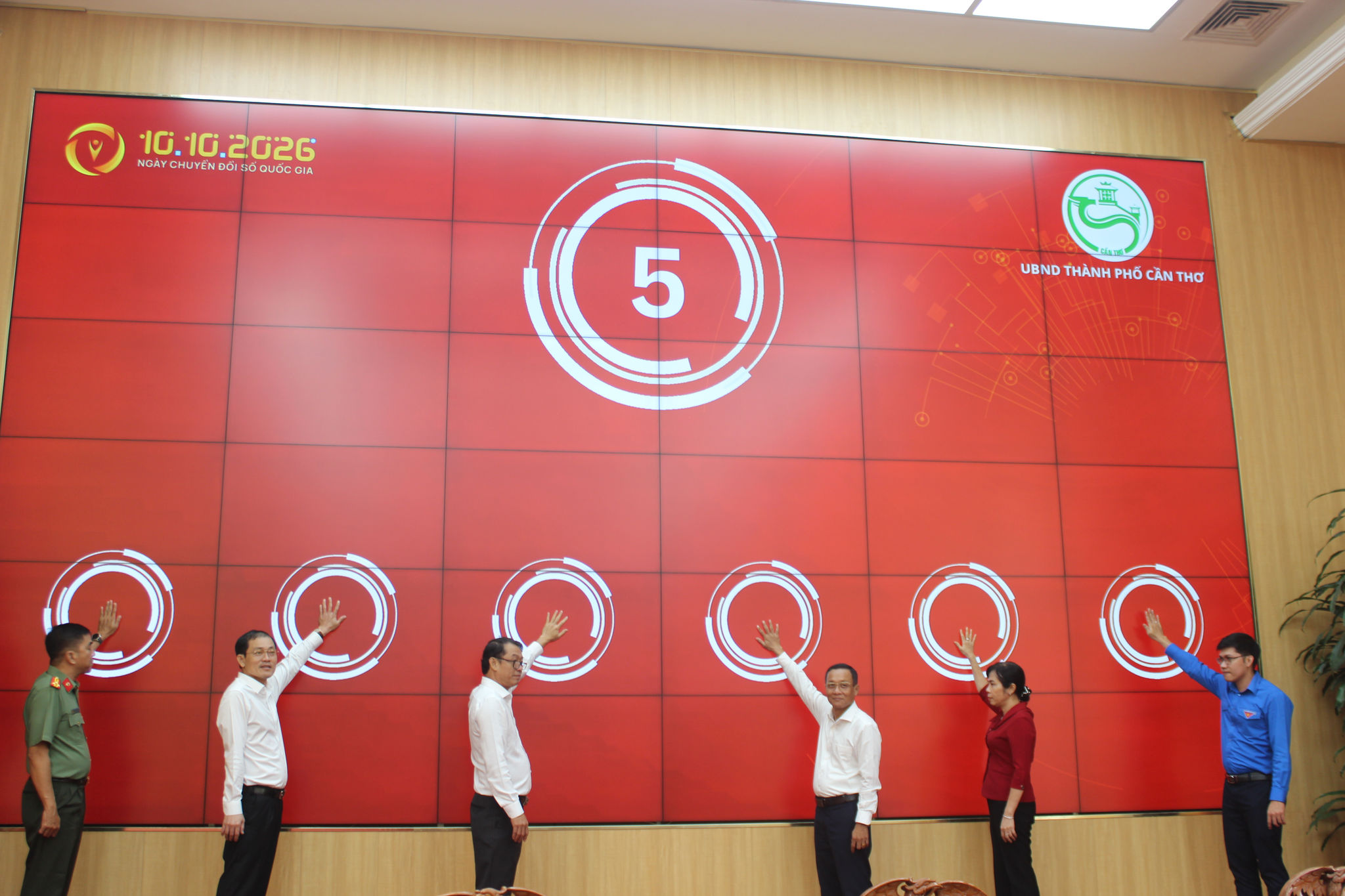 Các đại biểu ấn nút khởi động Chiến dịch “60 ngày ra quân đi từng ngõ, gõ từng nhà, hướng dẫn từng người dân kỹ năng số, sử dụng các dịch vụ số”