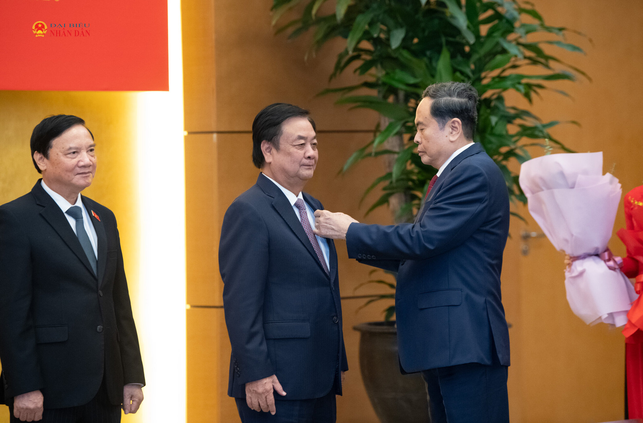 Chủ tịch Quốc hội Trần Thanh Mẫn trao tặng huy hiệu 35 năm tuổi Đảng cho nguyên Phó chủ tịch QH Lê Minh Hoan