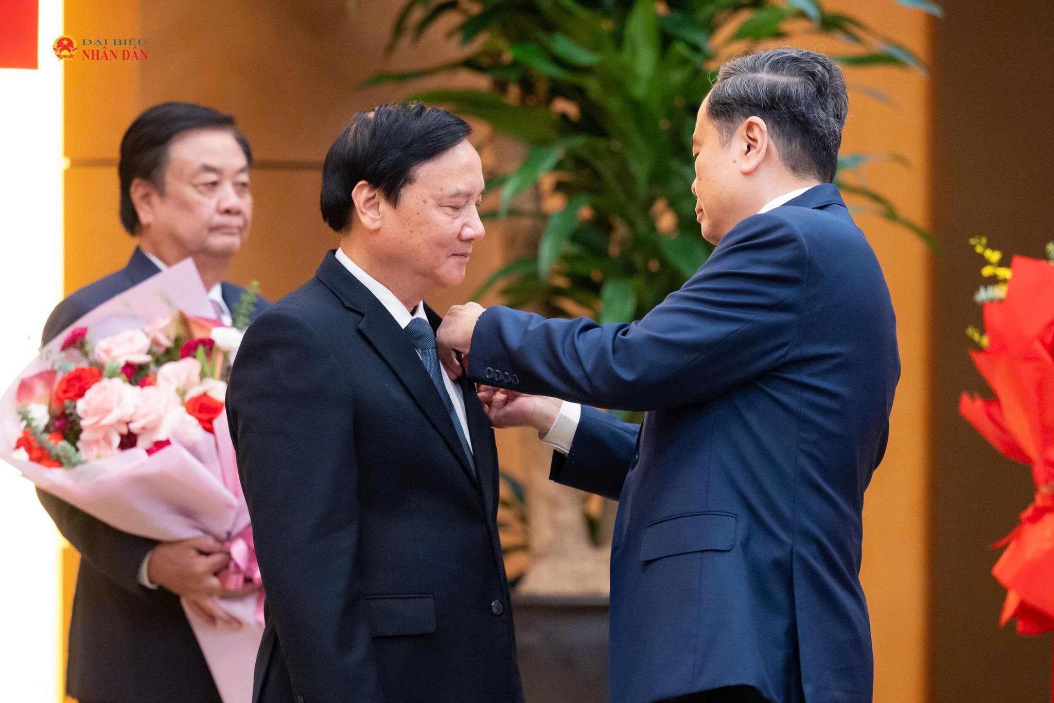 Chủ tịch Quốc hội Trần Thanh Mẫn trao tặng huy hiệu 35 năm tuổi Đảng cho Phó chủ tịch QH Nguyễn Khắc Định