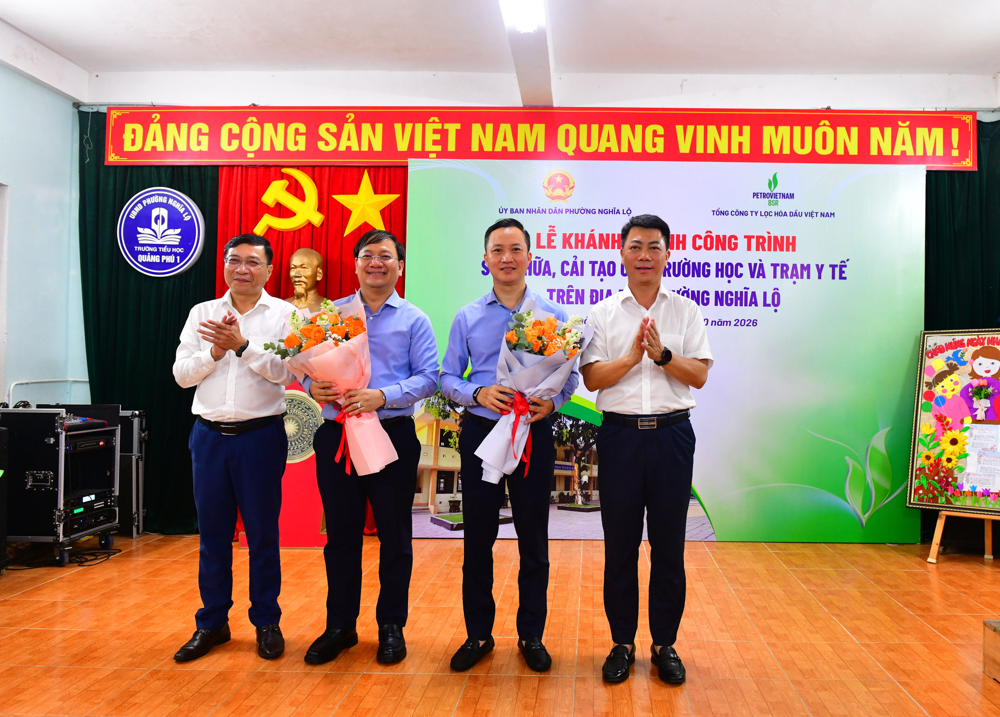 Đại diện chính quyền địa phương tặng hoa cảm ơn nhà tài trợ BSR. Ảnh BSR