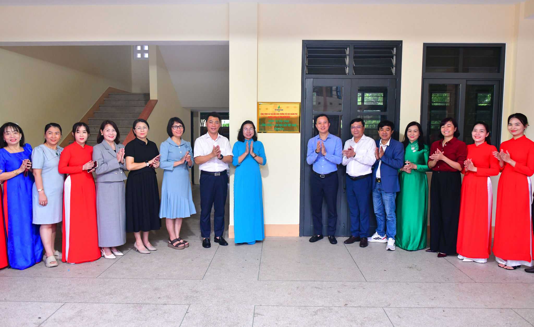 Đại diện nhà tài trợ, chính quyền địa phương, đơn vị thụ hưởng thực hiện nghi thức gắn biển khánh thành công trình. Ảnh BSR