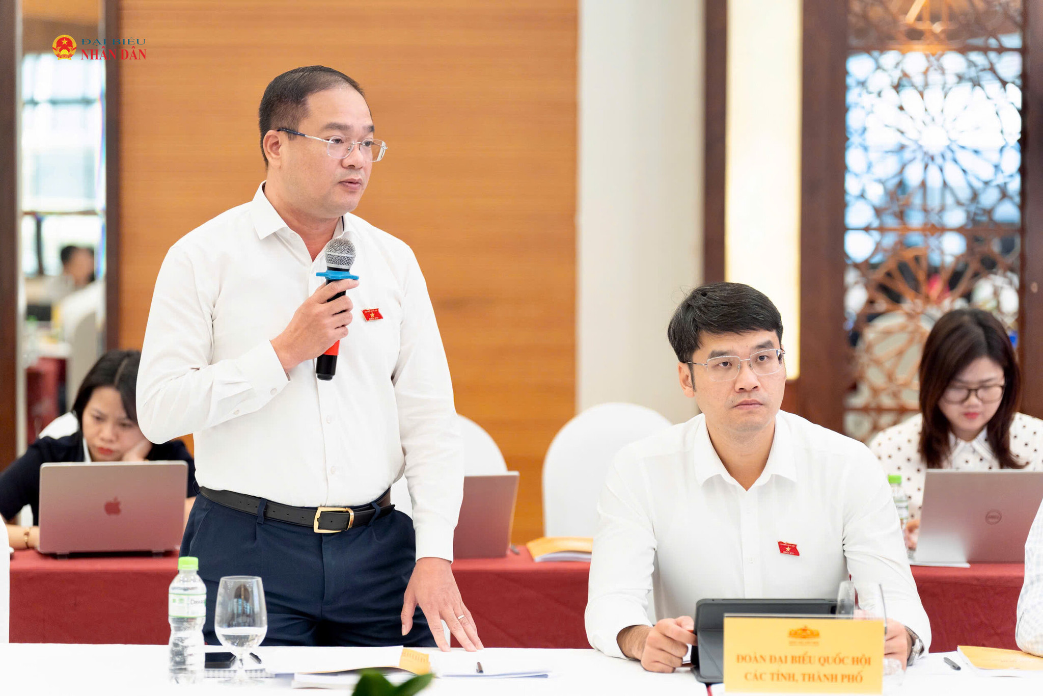 ĐBQH Nguyễn Ngọc Việt (thành phố Hà Nội) phát biểu tại Hội nghị