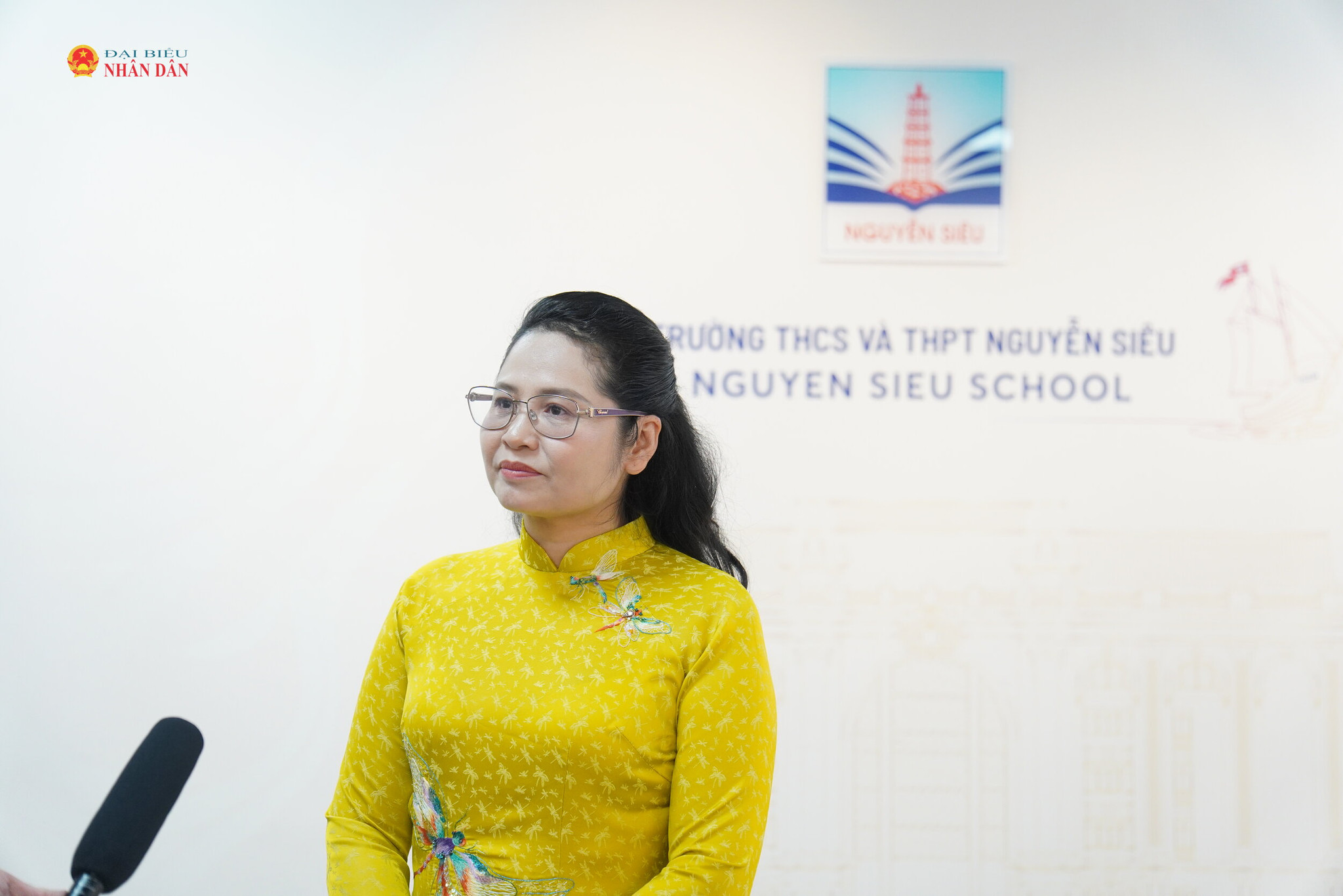 ThS. Nguyễn Thị Minh Thúy, Hiệu trưởng Trường THCS và THPT Nguyễn Siêu trả lời phỏng vấn báo chí.