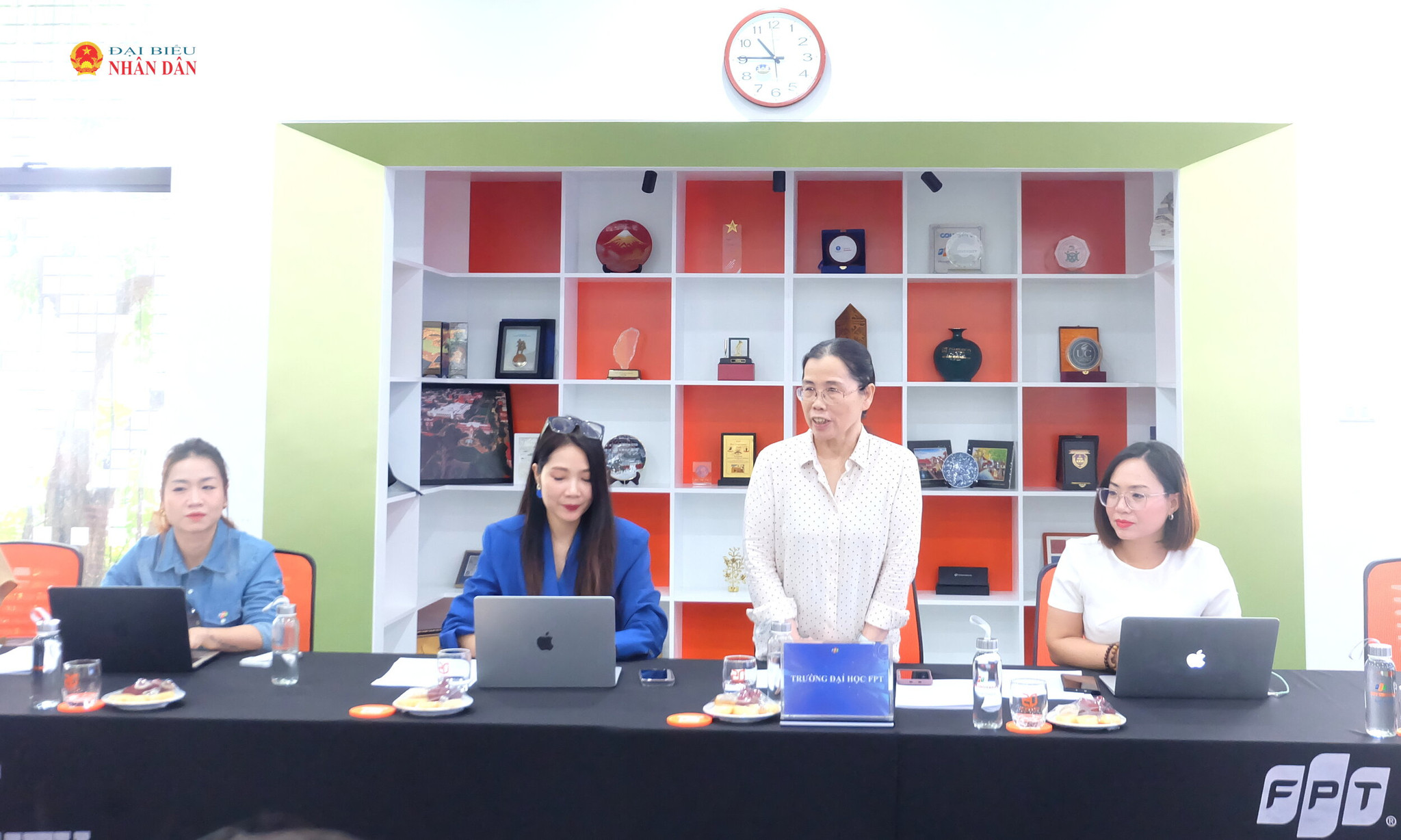 Phó Hiệu trưởng Trường Đại học FPT Nguyễn Kim Ánh báo cáo về công tác đào tạo, phát triển nguồn nhân lực và tham gia phát triển công nghiệp văn hóa