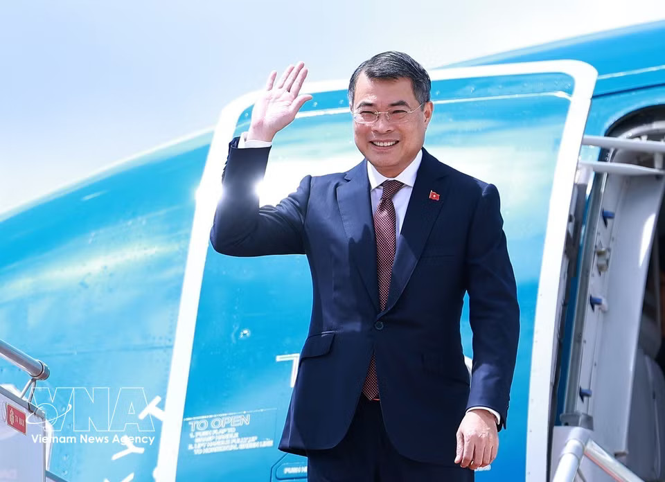 Prime Minister Le Minh Hung arrives at Techo International Airport in Phnom Penh, beginning his official visit to Cambodia. (Photo: VNA)