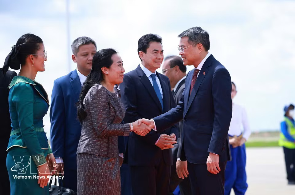 Delegates welcome Prime Minister Le Minh Hung at Techo International Airport in Phnom Penh. (Photo: VNA) ​