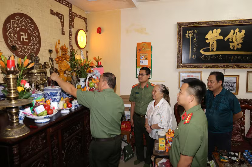 Cũng trong dịp này, Đại tá Trần Văn Hùng - Phó Chủ tịch CLB bóng đá Công an Hà Nội cùng một số thành viên đội bóng tới dâng hương tưởng nhớ cố Trưởng đoàn bóng đá Công an Hà Nội Tô Hiền, thăm hỏi và tặng quà gia đình. (