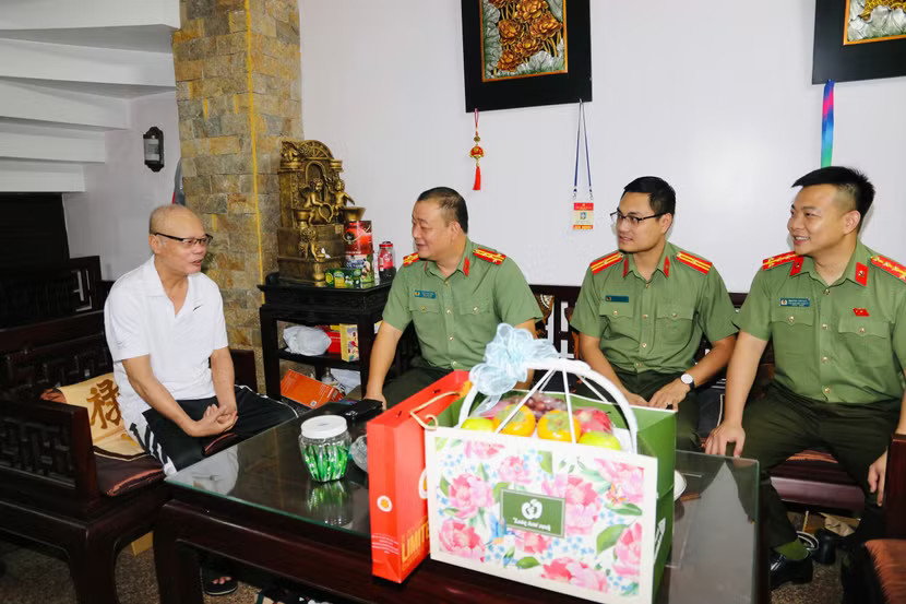 Đại tá Trần Văn Hùng - Phó Chủ tịch CLB bóng đá Công an Hà Nội cùng một số thành viên đội bóng tới thăm và tặng quà cựu danh thủ Đinh Xuân Hảo. (