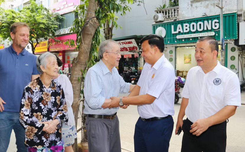 Sáng 30-9, Đoàn công tác do Đại tá Nguyễn Tiến Đạt - Phó Giám đốc CATP Hà Nội, Chủ tịch CLB bóng đá Công an Hà Nội dẫn đầu đã tới thăm hỏi cựu danh thủ Trần Đình Đức (