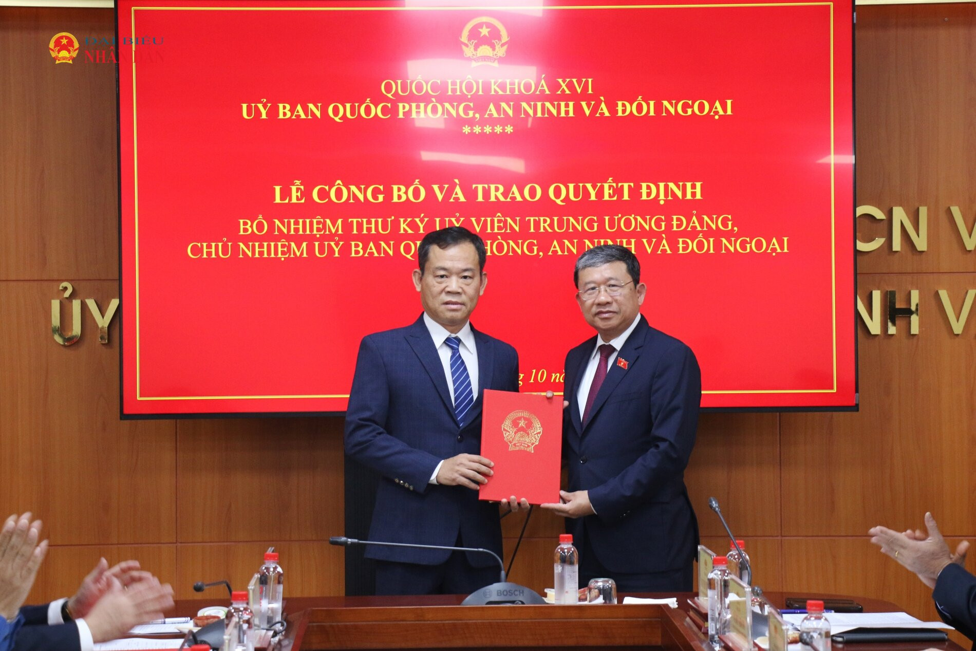 Phó Chủ nhiệm Thường trực Ủy ban Quốc phòng, An ninh và Đối ngoại Vũ Hải Hà trao Quyết định cho Đại tá Đỗ Văn Hiền