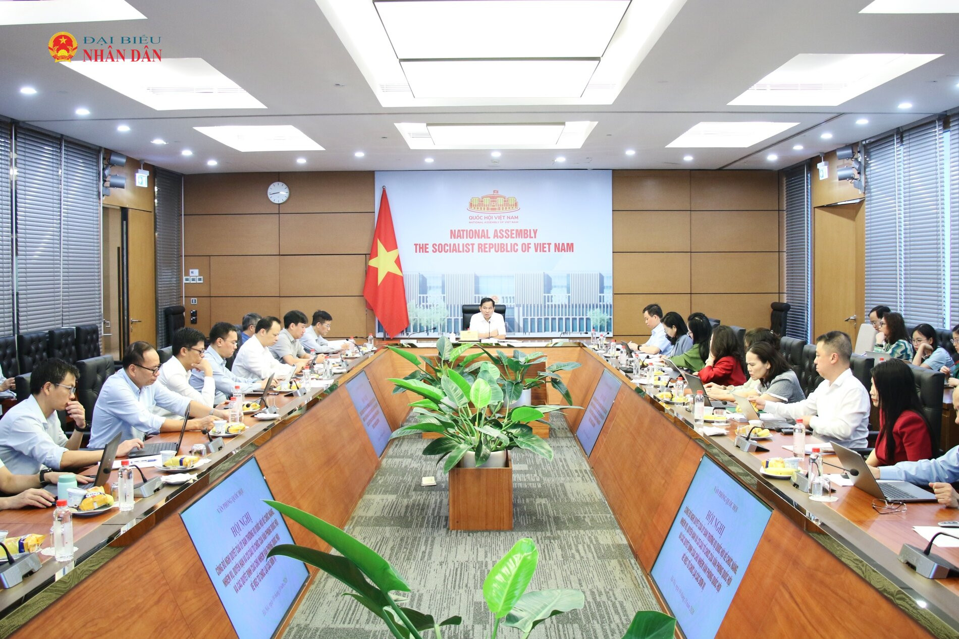 Quang cảnh cuộc họp