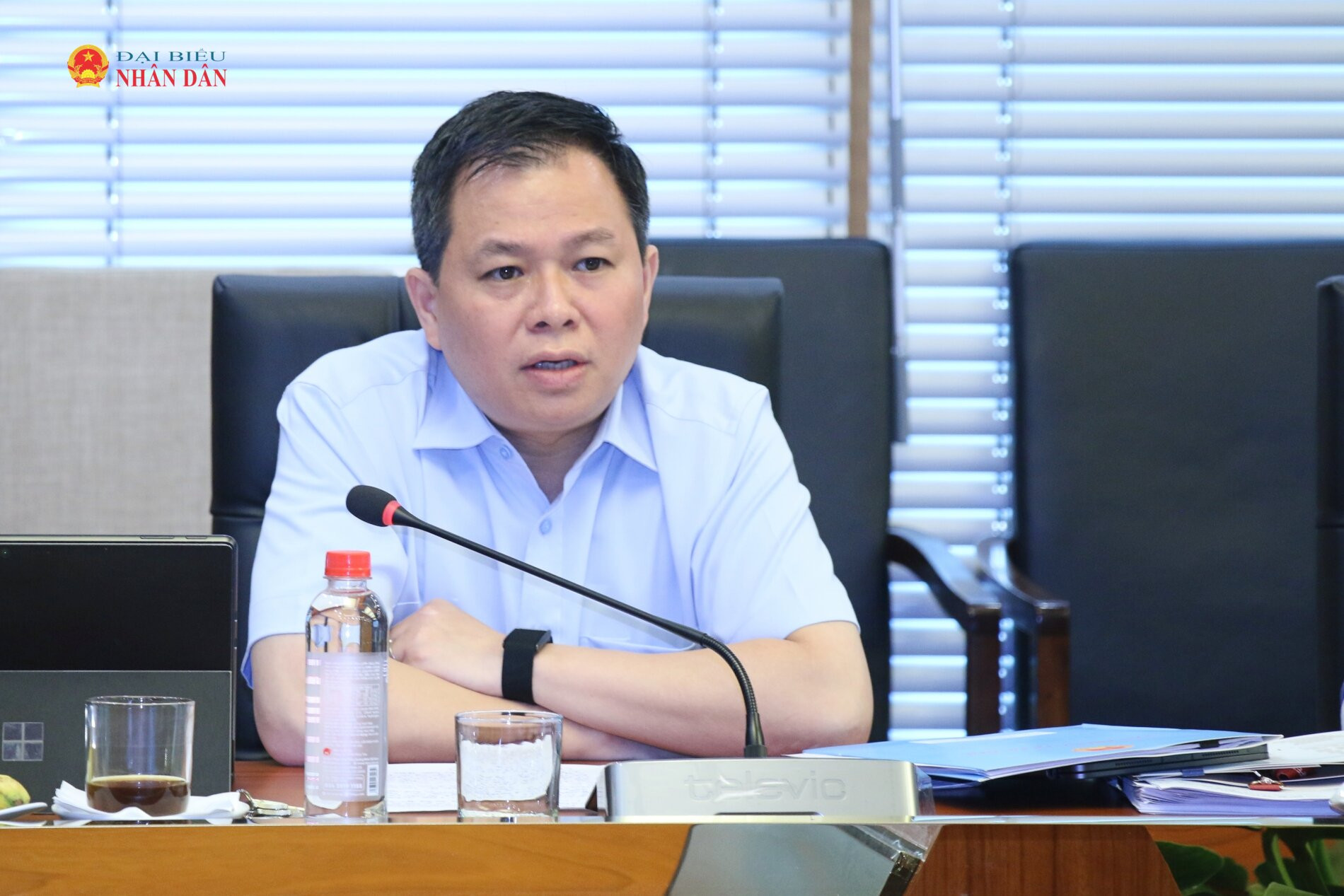 Phó Chủ nhiệm Văn phòng Quốc hội, Trợ lý Chủ tịch Quốc hội Nguyễn Tiến Khoa phát biểu tại cuộc họp