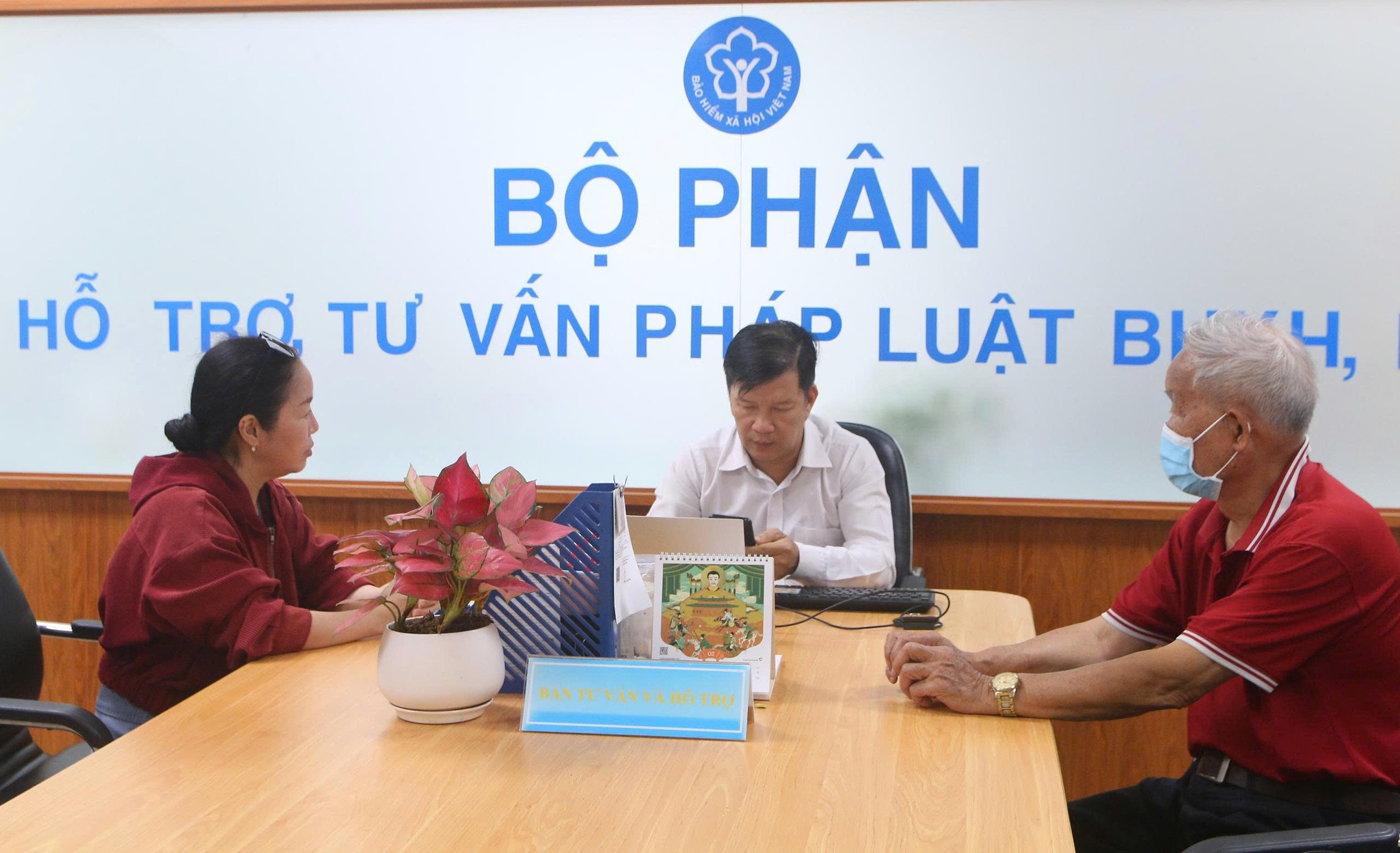 Người dân được tư vấn, giải đáp tại bộ phận hỗ trợ, tư vấn pháp luật của BHXH thành phố Đồng Nai