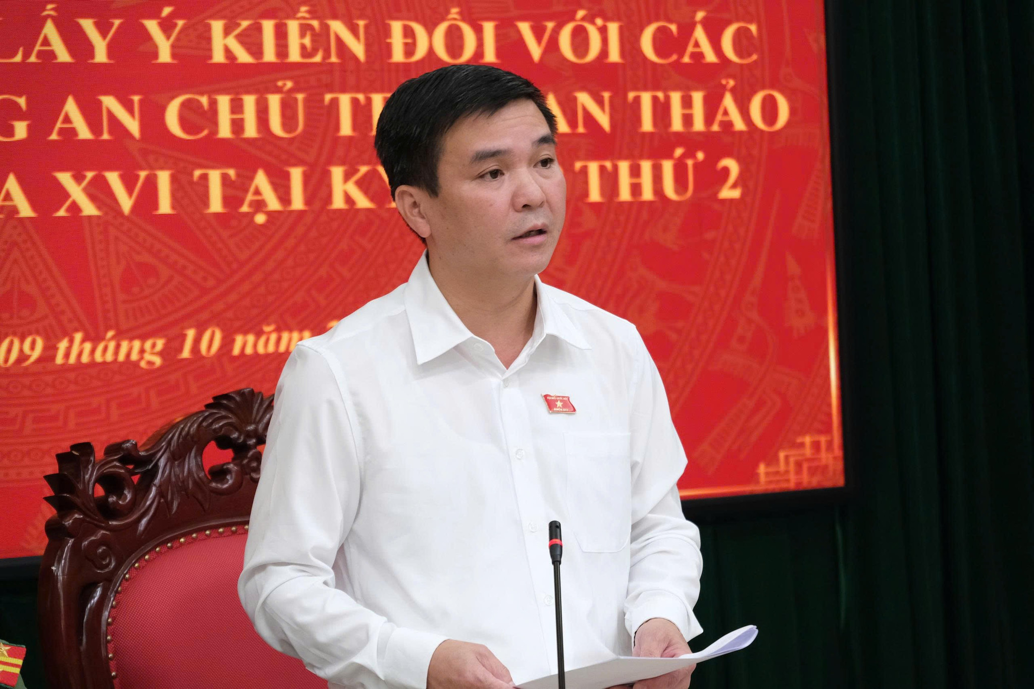 Phó Trưởng đoàn chuyên trách Đoàn ĐBQH tỉnh Thái Nguyên Hà Sỹ Huân phát biểu tại hội thảo.