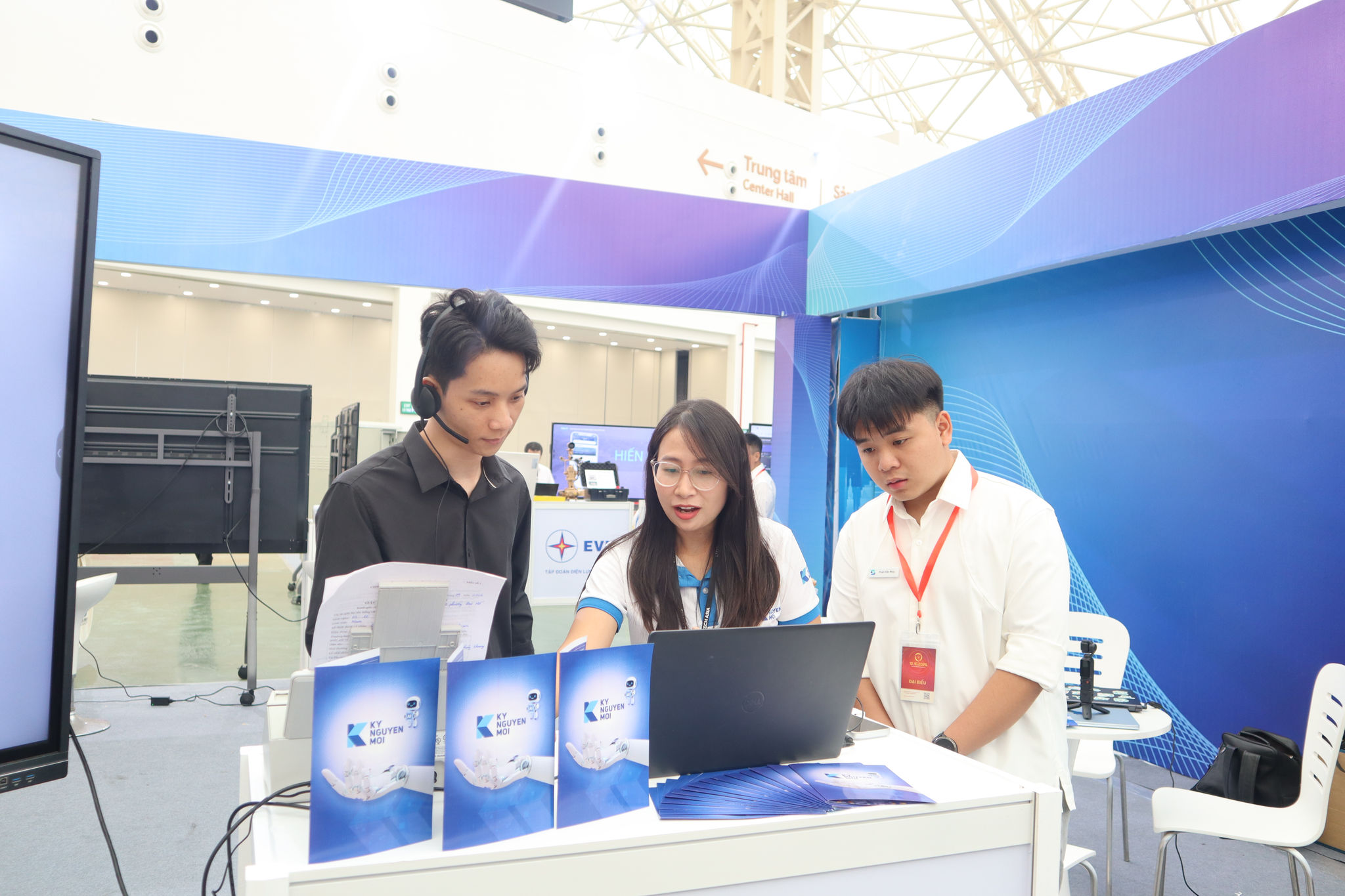 Mô hình Trợ lý ảo hỗ trợ người dân thực hiện thủ tục hành chính của Công ty Cổ phần Đầu tư Kỷ Nguyên Mới Việt Nam được nhiều bạn trẻ tham quan, trải nghiệm tại sự kiện