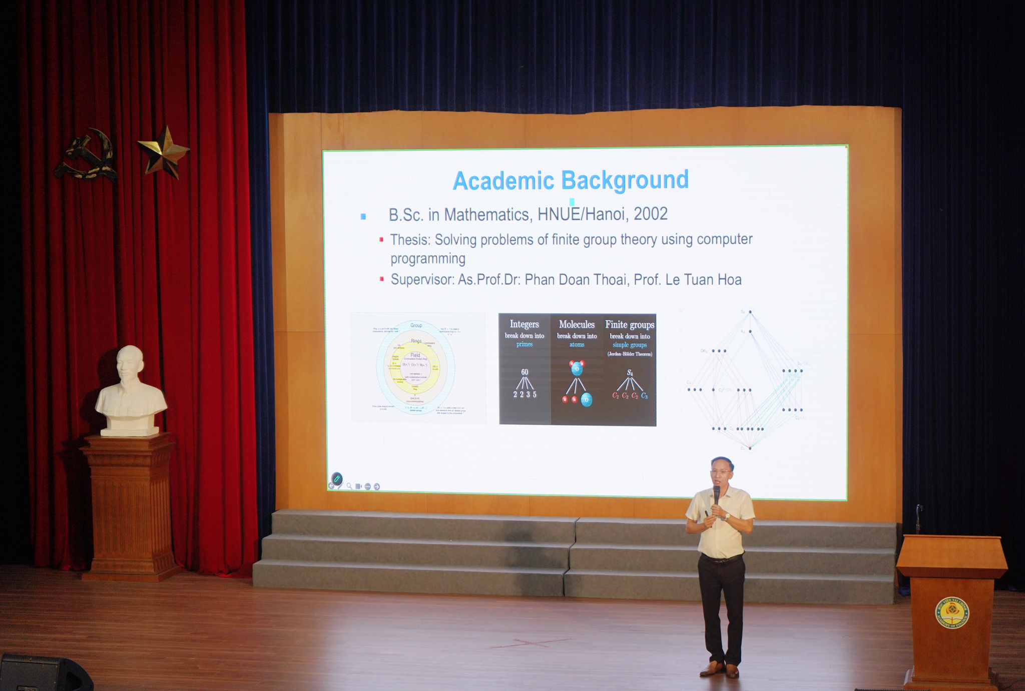 TS Nguyễn Văn Tăng, Phó trưởng Khoa Công nghệ và Khoa học Dữ liệu, Trường Đại học Ngoại thương trình bày tham luận Khung tri thức Toán học trong Khoa học dữ liệu