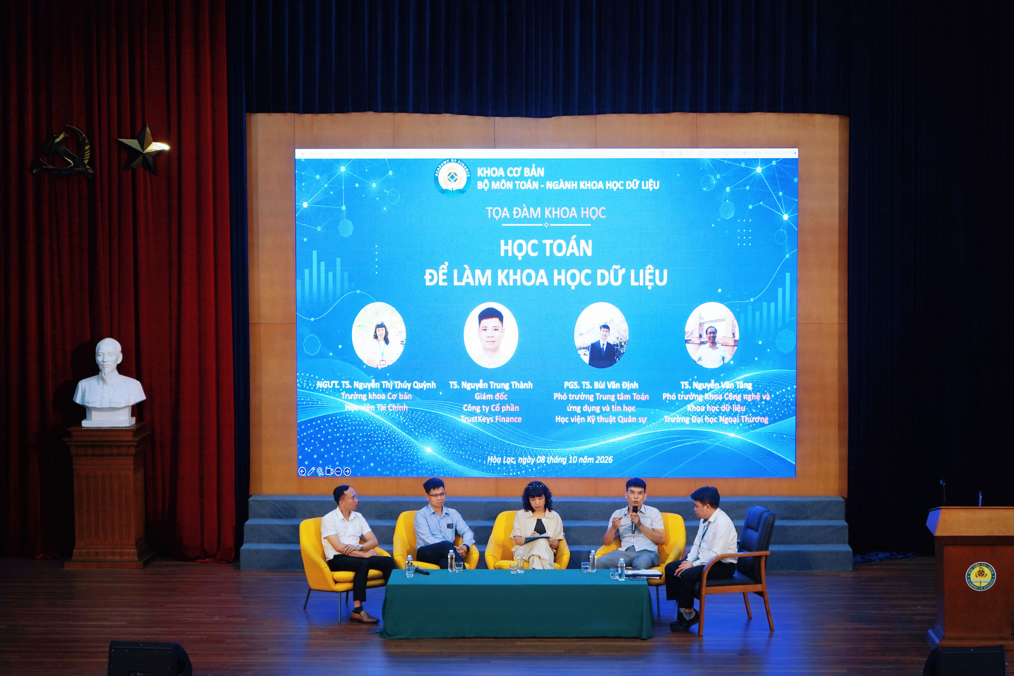 Các đại biểu tham gia tọa đàm bàn tròn với chủ đề “Học Toán để làm Khoa học dữ liệu”