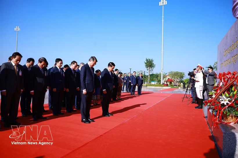 Vietnamese Prime Minister Le Minh Hung and his Lao counterpart Saleumxay Kommasith visit the Laos–Vietnam Friendship Park in Vientiane and lay flowers in tribute to the countries’ revered leaders on October 9, 2026. (Photo: VNA)