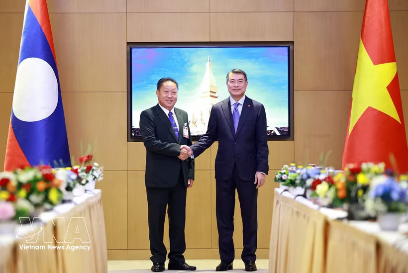 Prime Minister Le Minh Hung receives Vice President of the Lao Front for National Construction (LFNC) Laopaoxong Navongxay in Vientiane on October 8. Photo: VNA