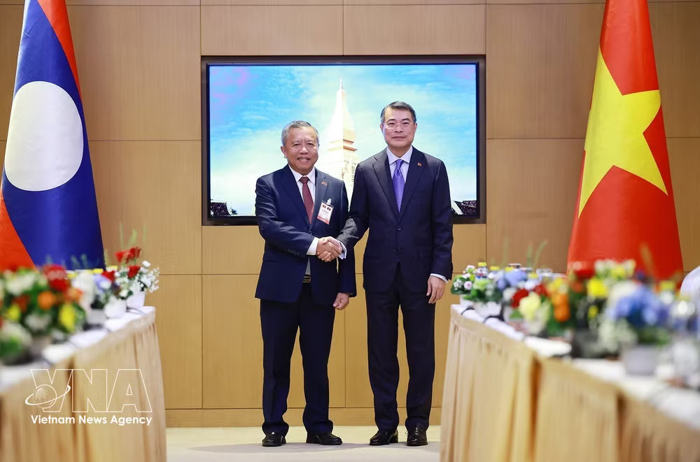 Prime Minister Le Minh Hung receives President of the Laos-Vietnam Friendship Association (LVFA) Boviengkham Vongdala in Vientiane on October 8. Photo: VNA vnanet-friendship.jpg