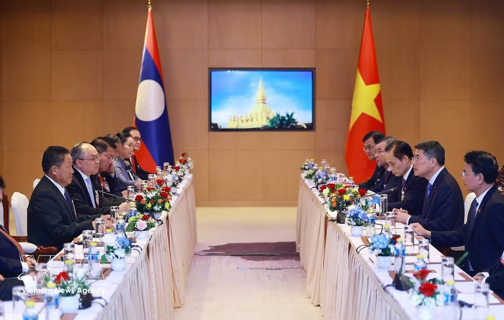 Prime Minister Le Minh Hung receivesVice President of the Lao Front for National Construction (LFNC) Laopaoxong Navongxay and President of the Laos-Vietnam Friendship Association (LVFA) Boviengkham Vongdala in Vientiane on October 8. Photo: VNA vnanet-hung.jpg