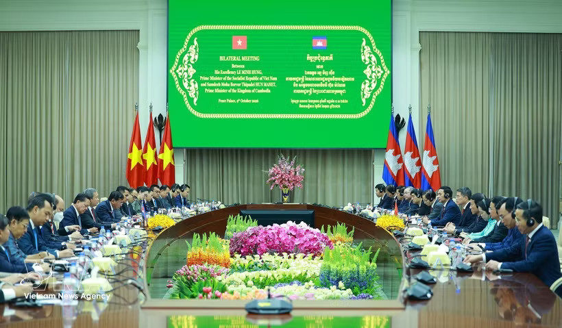 Prime Minister Le Minh Hung holds talks with his Cambodian counterpart Hun Manet in Phnom Penh on October 9. (Photo: VNA)