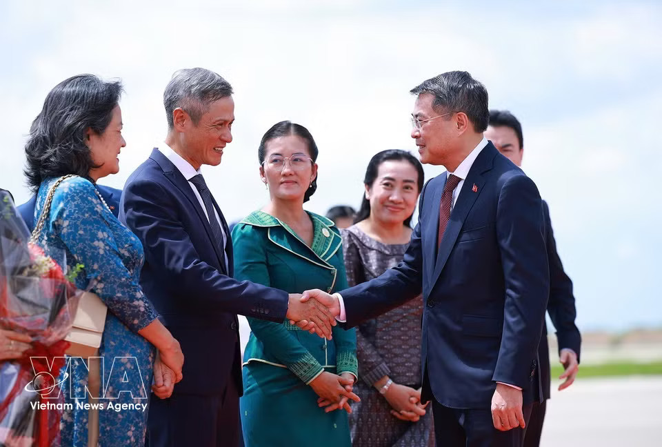Delegates welcome Prime Minister Le Minh Hung at Techo International Airport in Phnom Penh. (Photo: VNA)