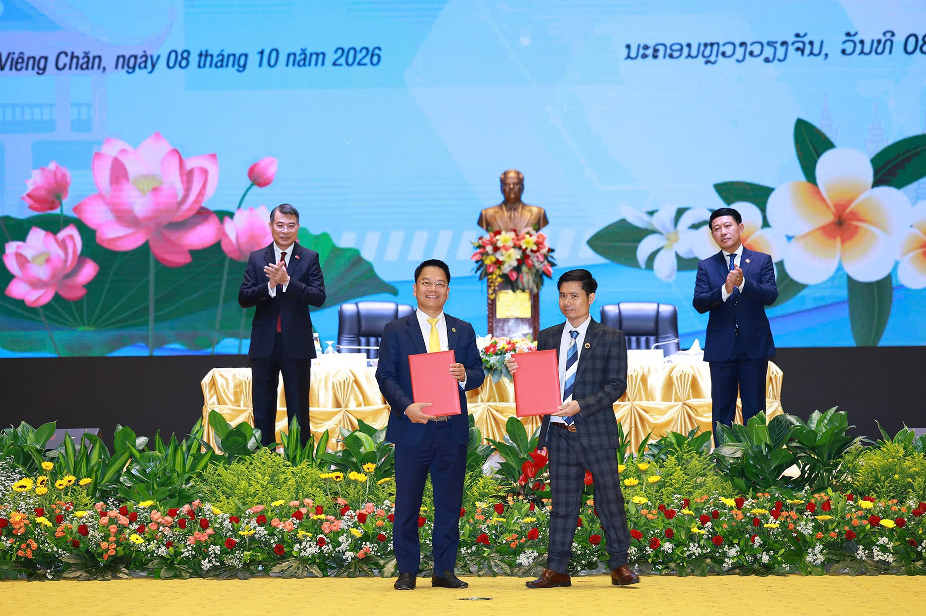 Ảnh 1_Ông Nguyễn Ngọc Nghị, Phó Tổng Giám đốc T&T Group, Chủ tịch CTCP Tập đoàn Năng lượng T&T và ông Phan Văn Sơn, Giám đốc Công ty Đầu tư và thương mại Vinacom trao biên bản ghi nhớ về hợp tác phát triển D