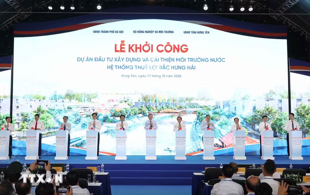 Tổng Bí thư, Chủ tịch nước Tô Lâm và các đại biểu thực hiện nghi thức khởi công Dự án nâng cấp, hiện đại hóa và cải thiện môi trường nước hệ thống thủy lợi Bắc Hưng Hải