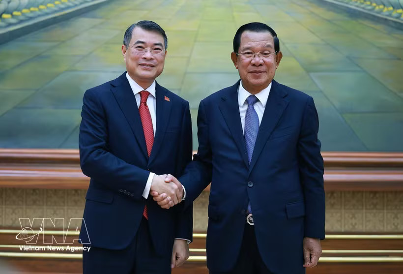 Prime Minister Le Minh Hung (left) and CPP President and President of the Cambodian Senate Hun Sen ( Photo: VNA)