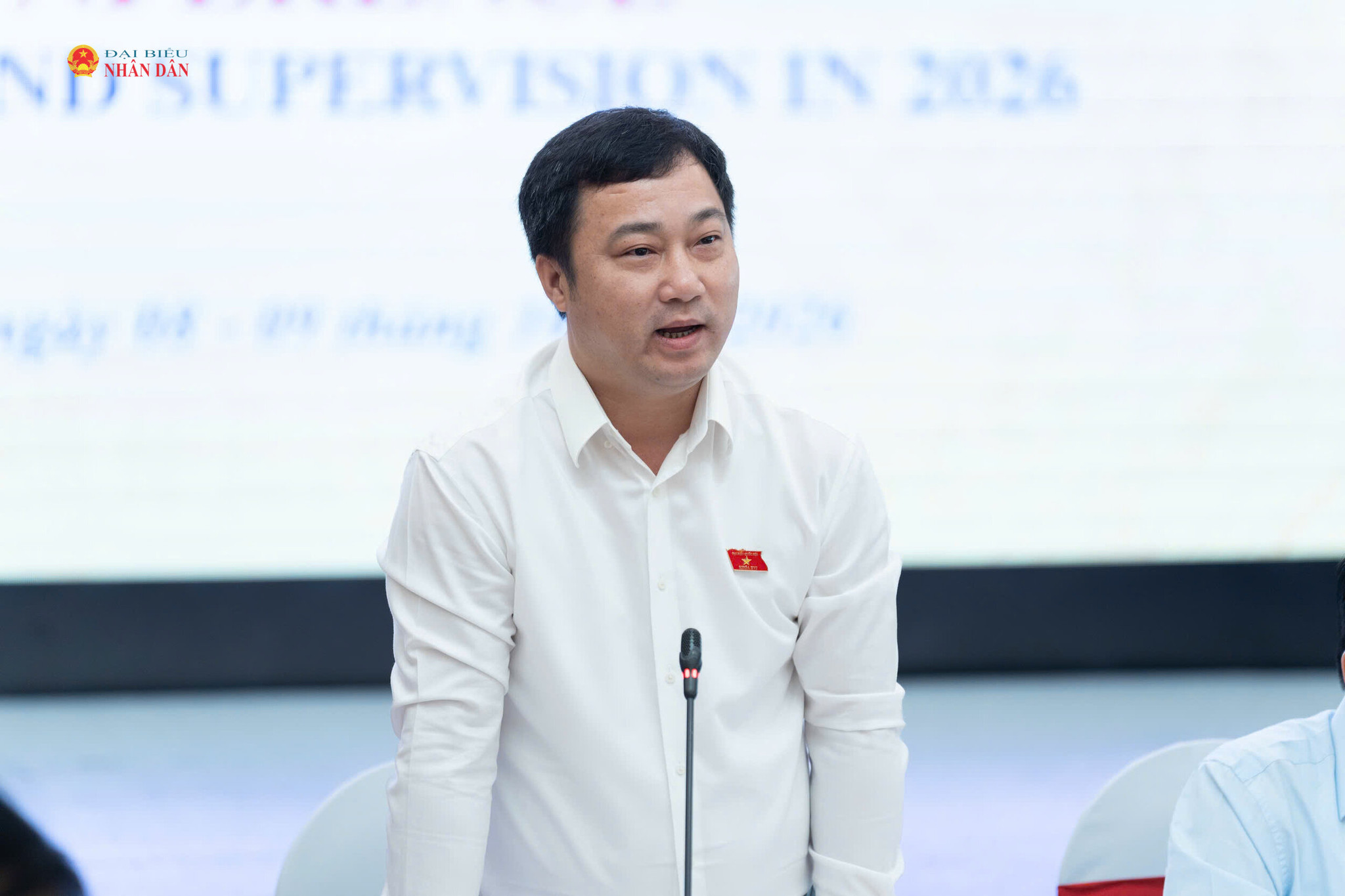Phó Chủ nhiệm Ủy ban Dân nguyện và Giám sát Cao Mạnh Linh điều hành thảo luận