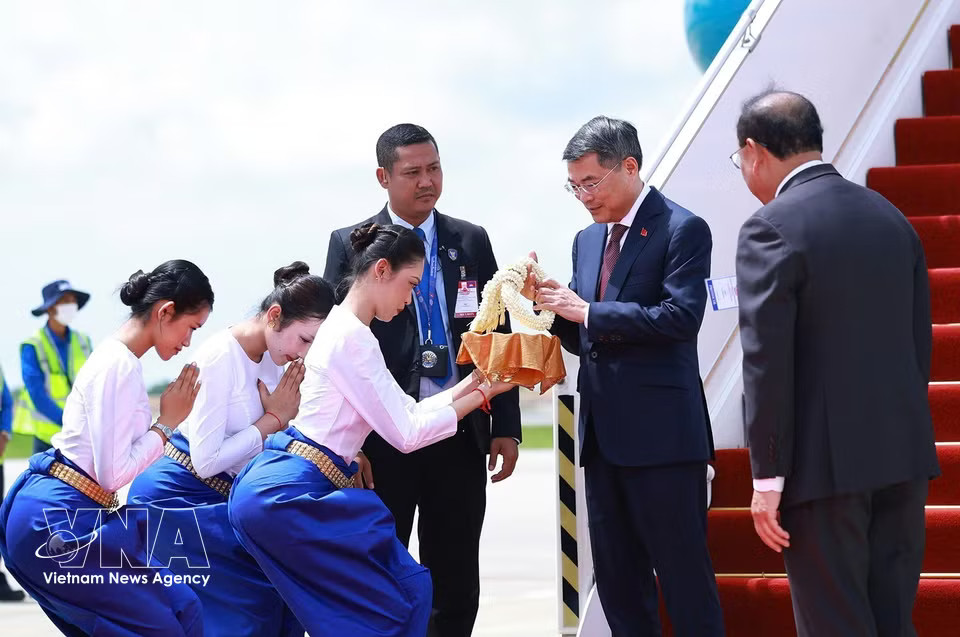 Prime Minister Le Minh Hung is welcomed at Techo International Airport in Phnom Penh (Photo: VNA)