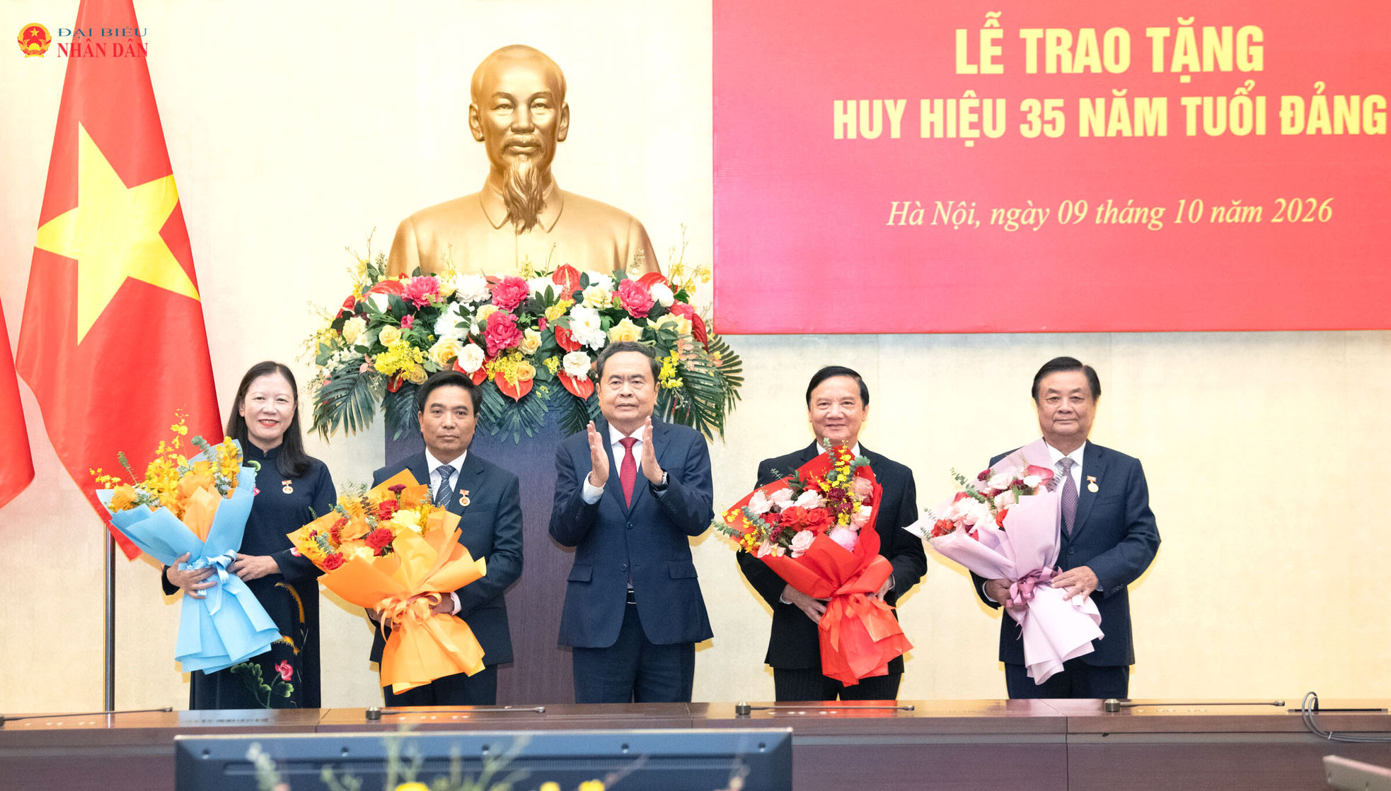 Chủ tịch Quốc hội Trần Thanh Mẫn tặng hoa chúc mừng các đồng chí nhận Huy hiệu 35 năm tuổi Đảng