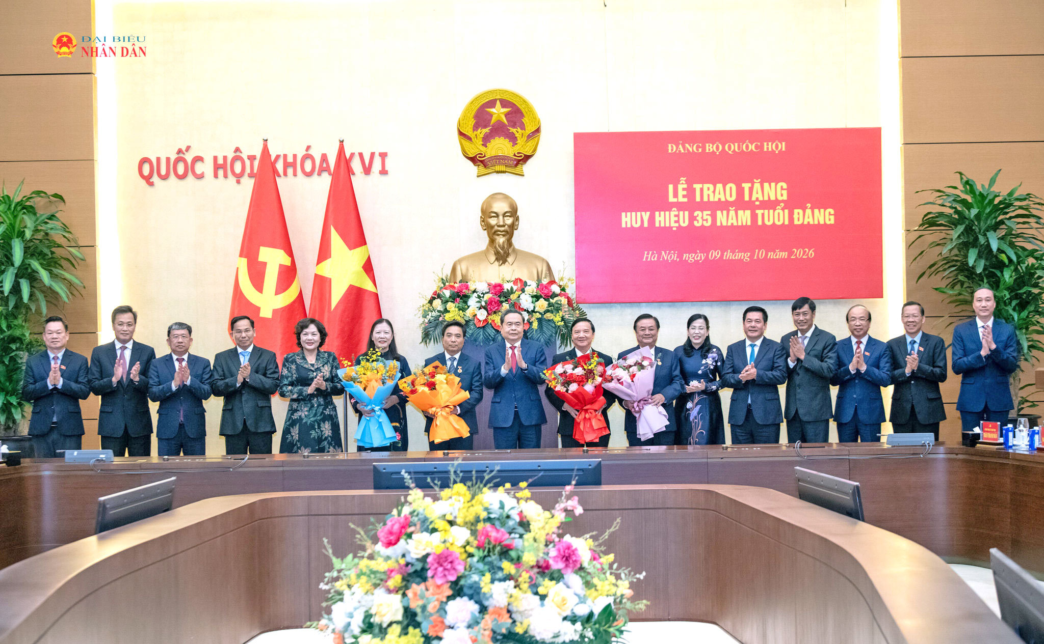 Chủ tịch Quốc hội Trần Thanh Mẫn tặng hoa chúc mừng các đồng chí nhận Huy hiệu 35 năm tuổi Đảng