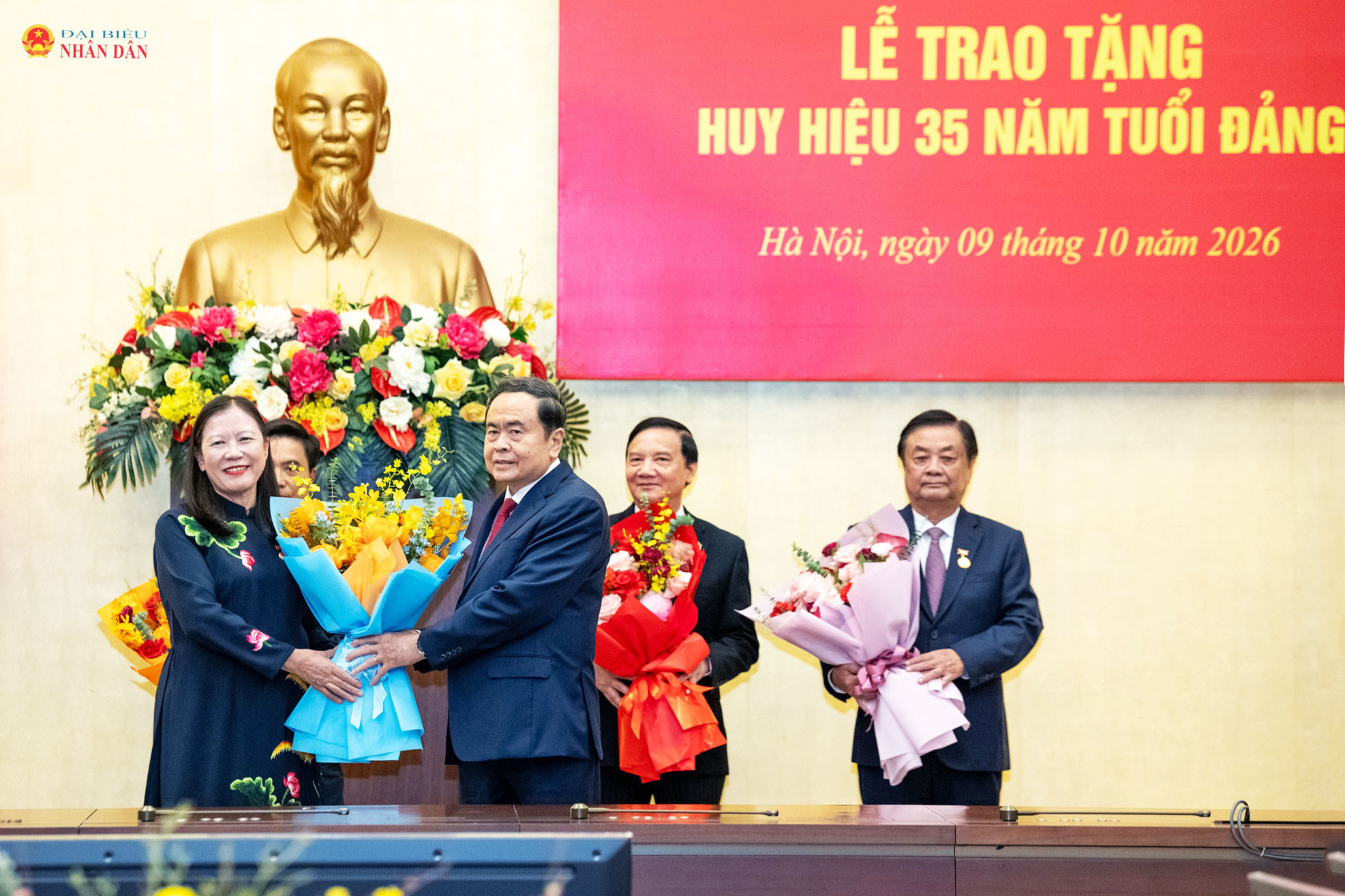 Chủ tịch Quốc hội Trần Thanh Mẫn tặng hoa chúc mừng Chủ nhiệm Ủy ban Dân nguyện và Giám sát Lê Thị Nga