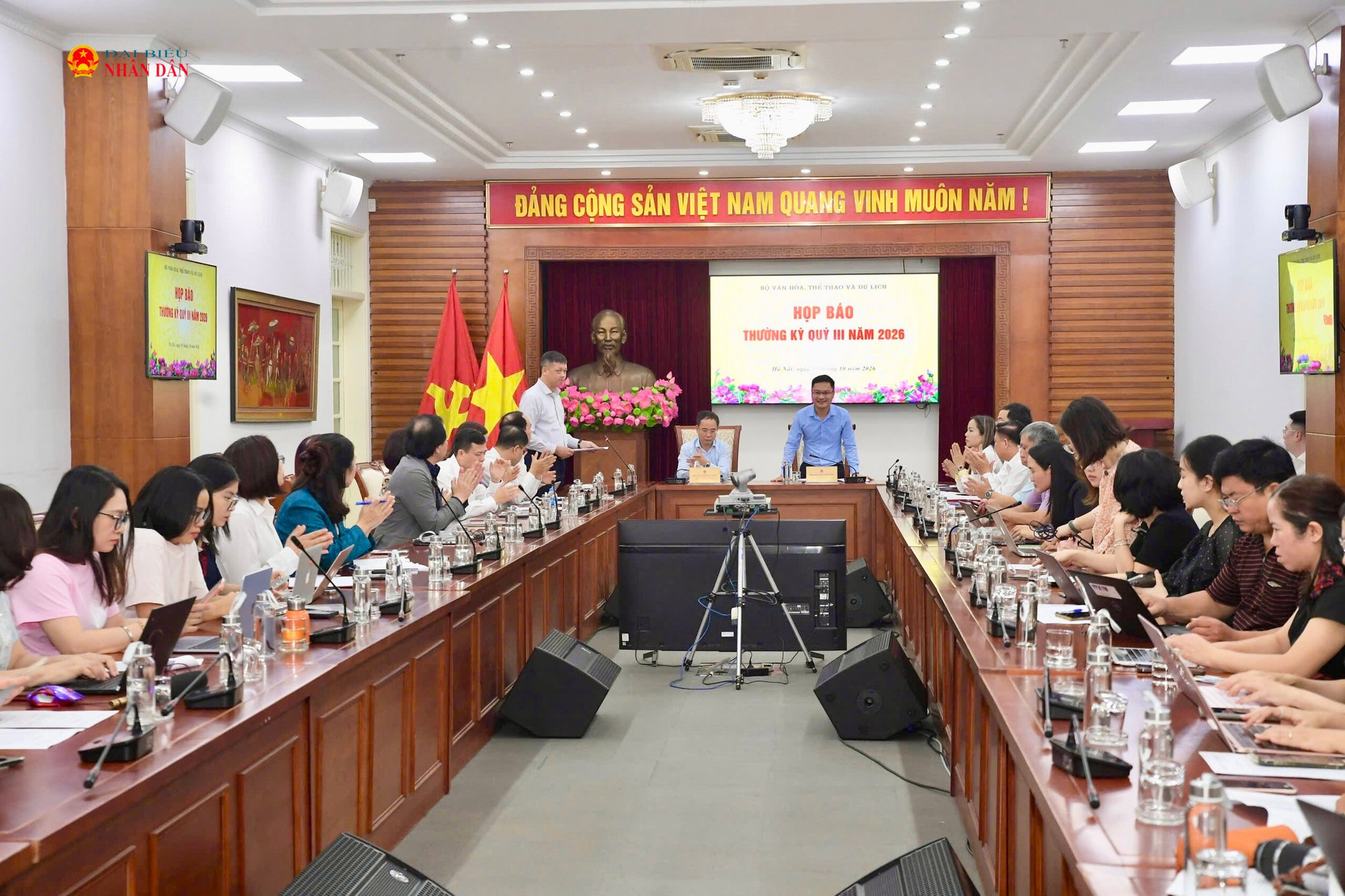 Chánh Văn phòng, Bộ Văn hóa, Thể thao và Du lịch Cao Lê Tuấn Anh và Phó Cục trưởng Cục Báo chí Nguyễn Văn Hiếu đồng chủ trì họp báo sáng 9/10