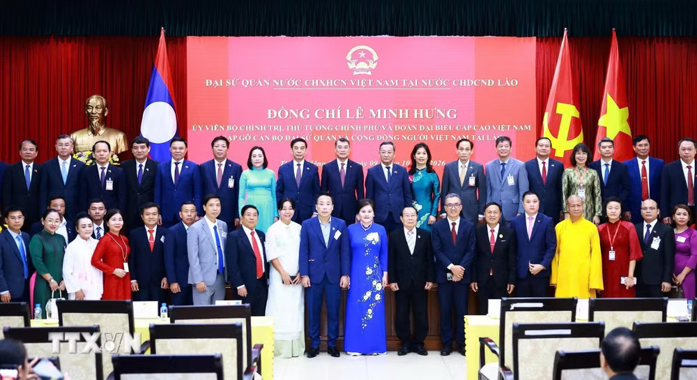 Thủ tướng Lê Minh Hưng với cán bộ, nhân viên Đại sứ quán và cộng đồng người Việt Nam tại Lào