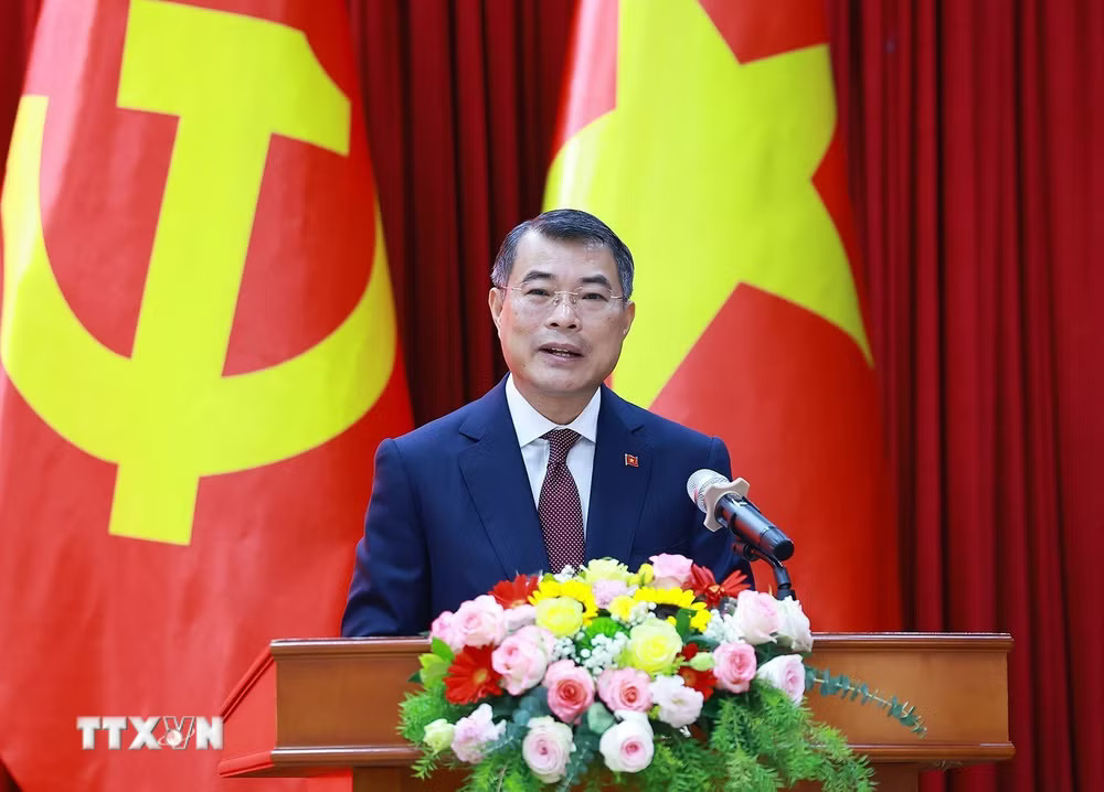 Thủ tướng Lê Minh Hưng phát biểu tại buổi gặp cán bộ, nhân viên Đại sứ quán và cộng đồng người Việt Nam tại Lào