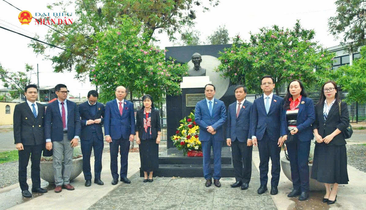 Đoàn dâng hương tại Tượng đài Hồ Chí Minh, Thành phố Santiago, Chile