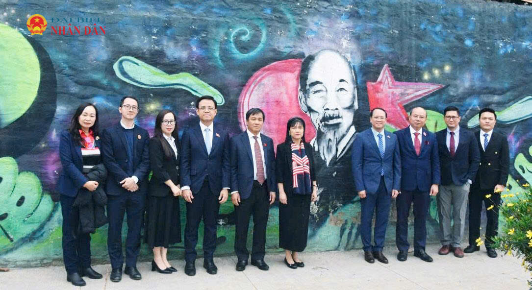 Đoàn thăm khu di tích Tượng đài Hồ Chí Minh tại Santiago, Chile