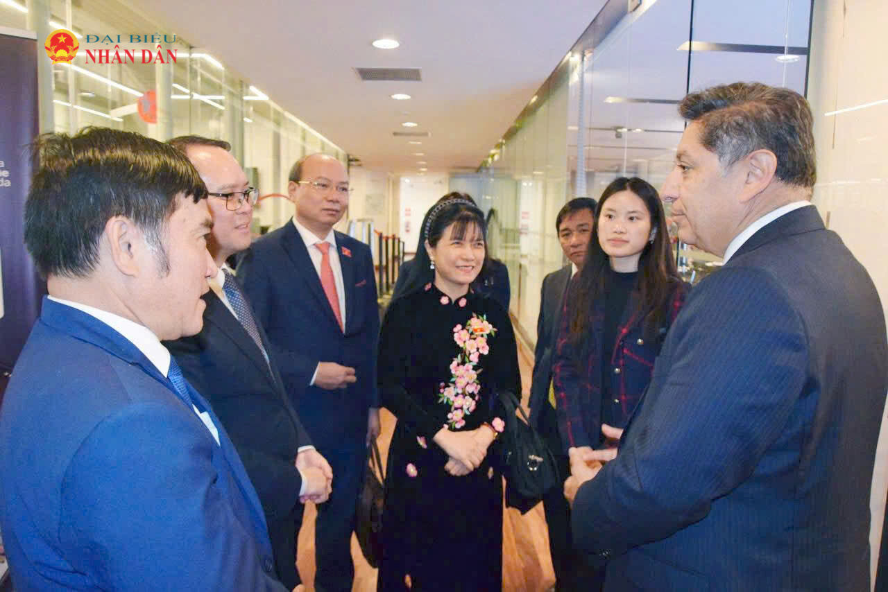 Đoàn thăm Thư viện Quốc hội Chile và trao đổi với các Thượng nghị sỹ Quốc hội Chile