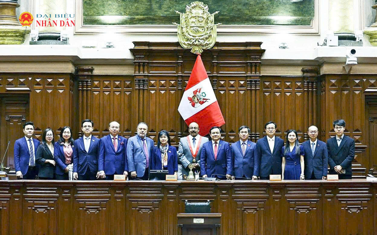 Đoàn chụp ảnh lưu niệm với Chủ tịch Hạ viện Peru Oscar Reto Otero