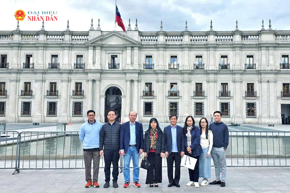 Đoàn thăm Dinh Tổng thống Cộng hoà Chile